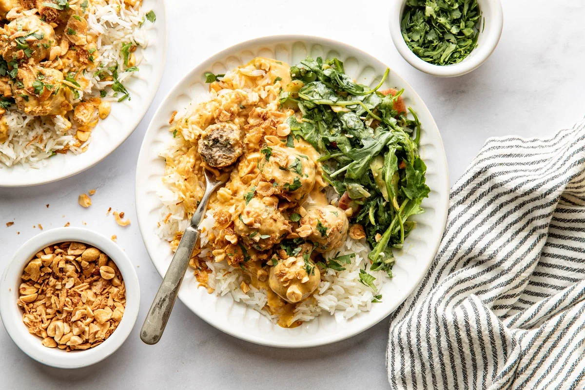 {"en":"Yellow Curry Meatballs with Peanut Shallot Crispies","ar":null}